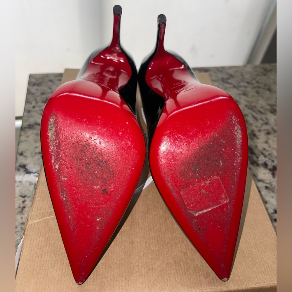 No mayor damages little scraps on right heel but in very good condition